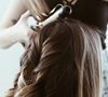 Le premier point à surveiller est l'état du cuir chevelu. Un excès de sébum a tendance à alourdir les racines et à faire retomber les cheveux. 

Baylee Gramling/ Unsplash