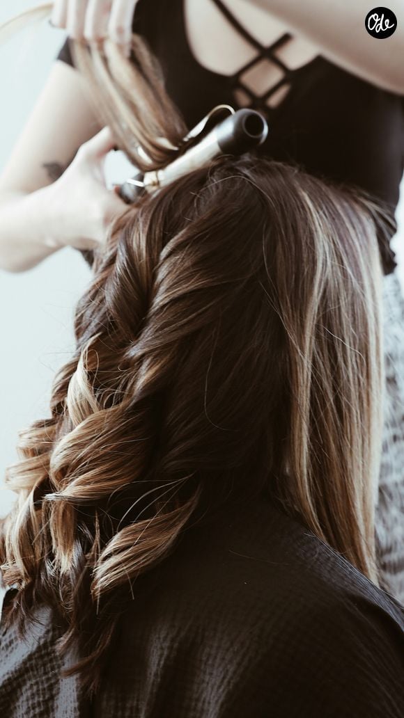 Le premier point à surveiller est l'état du cuir chevelu. Un excès de sébum a tendance à alourdir les racines et à faire retomber les cheveux. 

Baylee Gramling/ Unsplash