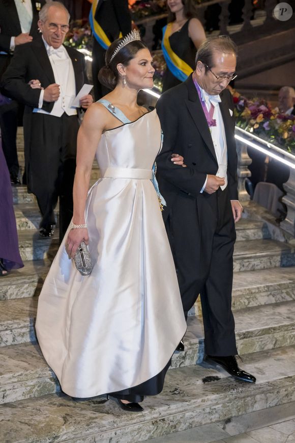 Robes éblouissantes et tiares pour les femmes.

Susumu Kitagawa, La princesse Victoria de Suède, Le banquet du prix Nobel 2025 à l'hôtel de ville de Stockholm, en Suède, 10 décembre 2025. 

Photo : Dana Press / Bestimage