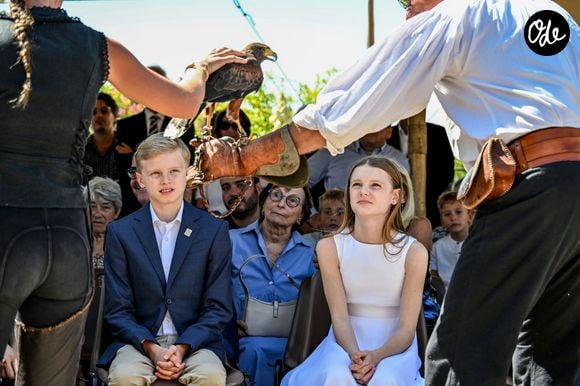 Cette acquisition s’inscrit dans un ambitieux projet de restauration et symbolise l’attachement d’Albert aux Baux-de-Provence.

 Le prince Albert II de Monaco, la princesse Charlène de Monaco, le prince Jacques de Monaco, marquis des Baux et la princesse Gabriella de Monaco lors de leur visite officielle aux Baux-de-Provence, France, le 5 septembre 2026. © Bruno Bebert/Bestimage