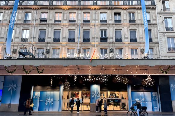 La gestion immobilière du bâtiment est désormais confiée à l’investisseur américain Brookfield Asset Management.

Devanture du magasin - Illustration des rayons vides, au BHV Marais (Bazar de l'Hôtel de Ville) à Paris. 
© Céline Bonnarde / Bestimage