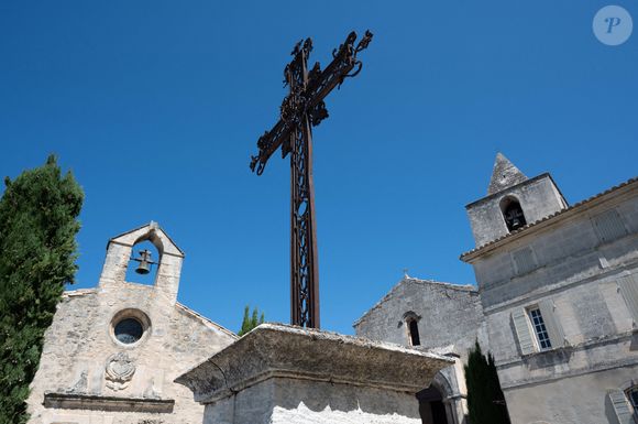 Les Baux de Provence : croix, chapelle des pénitents blancs et église Saint Vincent - Photo de Delmarty J/ANDBZ/ABACAPRESS.COM