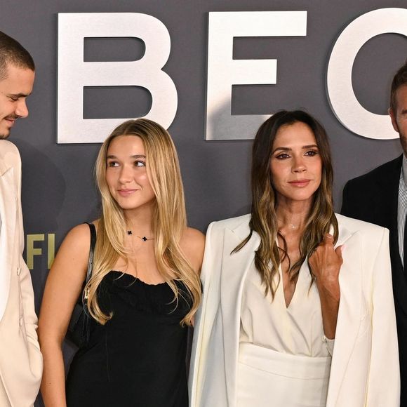 La marque du nom de HIKU aurait déjà été déposée.

"C’est le rêve de Harper depuis longtemps - elle a tout imaginé et dirigé. C’est une jeune fille très impressionnante", révèle une source à nos confrères d’outre-Manche.

Londres, ROYAUME-UNI Des célébrités arrivent à la première mondiale de 'Victoria Beckham' de Netflix au Curzon Mayfair, Londres le 08 Oct 2025

Photo : Backgrid UK/ Bestimage



Sur la photo : Romeo Beckham, Harper Beckham, Victoria Beckham, David Beckham