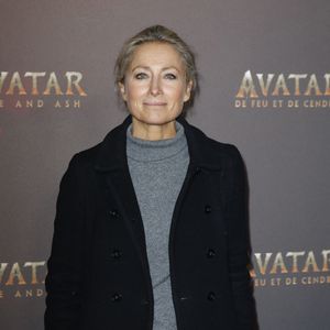 Malgré sa blessure, Anne-Sophie Lapix a continué à travailler et n’a pas abandonné ses obligations professionnelles.

 Anne-Sophie Lapix - Avant-première du film "Avatar : Fire and Ash" (Avatar : de Feu et de Cendres) à la Seine Musicale de Boulogne-Billancourt le 5 décembre 2025. © Marc Ausset-Lacroix/Bestimage
