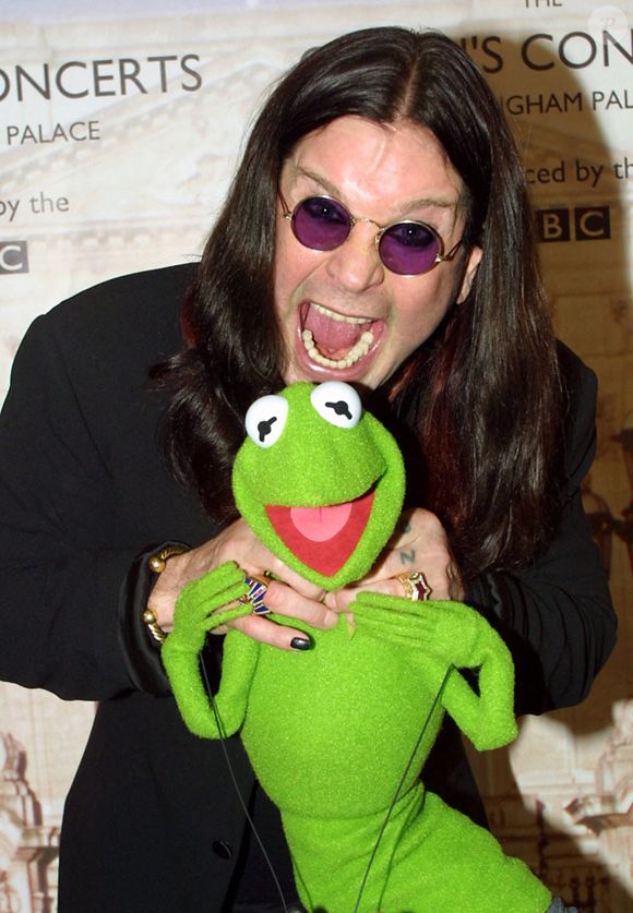 Photo d'archives datée du 03/06/02 d'Ozzy Osbourne et de Kermit la grenouille dans les coulisses des jardins du palais de Buckingham pour le deuxième concert commémorant le jubilé d'or de la reine Elizabeth II, alors que le leader de Black Sabbath est décédé à l'âge de 76 ans. Date d'édition : mardi 22 juillet 2025. ... Décès d'Ozzy Osbourne ... 22-07-2025 ... LONDRES ... UK ... Le crédit photo doit être lu comme suit : Peter Jordan/PA Wire. Numéro de référence unique : 81066840 ... Le crédit photo doit être lu comme suit : Peter Jordan/PA Wire