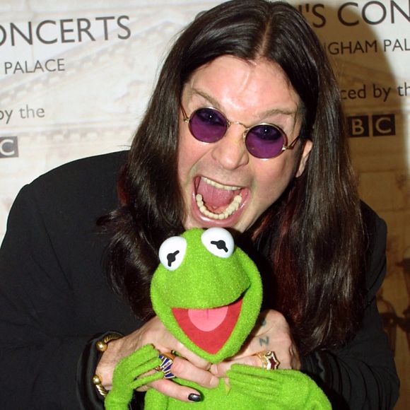 Photo d'archives datée du 03/06/02 d'Ozzy Osbourne et de Kermit la grenouille dans les coulisses des jardins du palais de Buckingham pour le deuxième concert commémorant le jubilé d'or de la reine Elizabeth II, alors que le leader de Black Sabbath est décédé à l'âge de 76 ans. Date d'édition : mardi 22 juillet 2025. ... Décès d'Ozzy Osbourne ... 22-07-2025 ... LONDRES ... UK ... Le crédit photo doit être lu comme suit : Peter Jordan/PA Wire. Numéro de référence unique : 81066840 ... Le crédit photo doit être lu comme suit : Peter Jordan/PA Wire