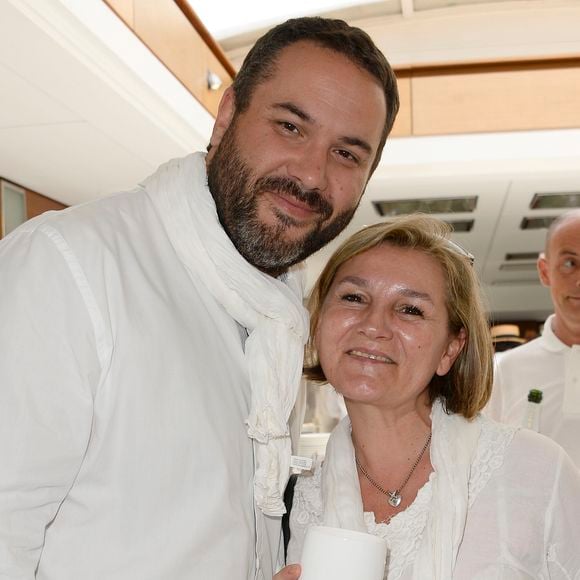 Bruce Toussaint et sa femme Catherine - La 4ème édition du "Brunch Blanc" sur le bateau "L'Excellence" à Paris, le 29 juin 2014.