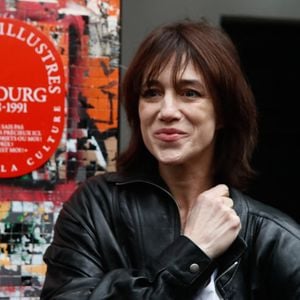 Charlotte Gainsbourg lors de la cérémonie de dévoilement de la plaque "Maison des Illustres" de la Maison Gainsbourg à Paris, France, le 2 avril 2024. © Christophe Clovis/Bestimage