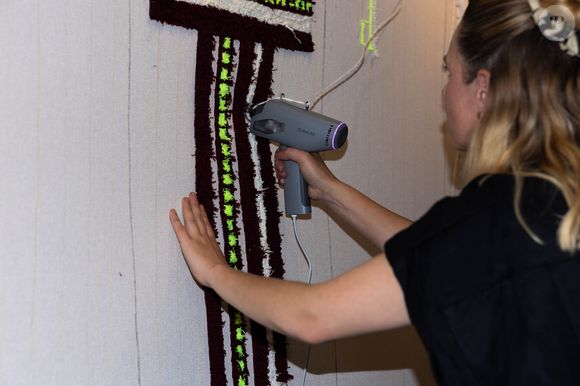 A rappeler que le tufting est une technique qui consiste à fabriquer d'innombrables créations en tous genres à l’aide d’un pistolet à laine.

Exclusif - Atmosphère à l'inauguration de la boutique de Ninon Dechavanne un Tufting Studio, un atelier dédié à l'exploration créative,où chacun peut s'initier à l'art du Tufting et concevoir sa propre œuvre, à Paris, France, le 11 septembre 2025. © Julien Sarkissian/Bestimage
