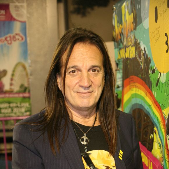 Stella Sulak, auteure belge, vit désormais au Canada avec leurs enfants.

Exclusif - Francis Lalanne - Journée de la Fête Arc en Ciel pour la diversité au profit de l'association "Innocence En Danger" à la Foire du Trône à Paris le 1er juin 2019. M. Campion s'affiche avec A. Benalla, son nouveau "consultant sécurité" pour la Foire du Trône. © JLPPA/Bestimage