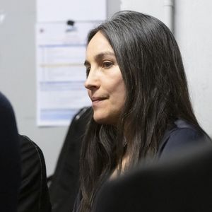 Et son secret de beauté vient tout droit de ses terres natales : la Patagonie.

Exclusif - Azucena Caamano (Femme de F. Pagny) - Backstage de l'émission spéciale "Unis pour l'Ukraine" à la Maison de la Radio et de la Musique, diffusée en direct sur France 2 et présentée par Nagui et Leïla.Kaddour à Paris le 8 mars 2022. © Cyril Moreau / Jack Tribeca / Bestimage