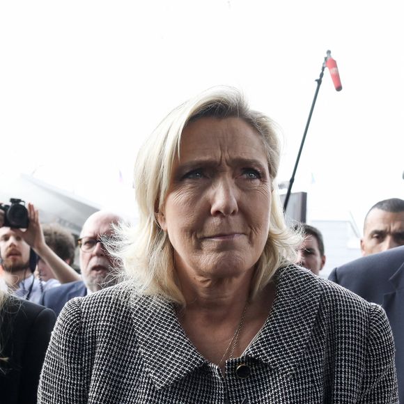 Bilan, six blessés légers, dont un bébé sauvé par son matelas

Marine Le Pen, présidente du groupe Rassemblement National à l'Assemblée nationale lors de la 60ème édition du Salon international de l’Agriculture (SIA), Porte de Versailles, Paris, le 27 février 2024 © Stéphane Lemouton / Bestimage
