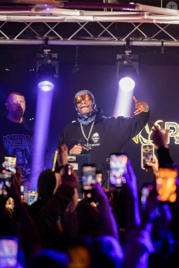 La superstar de 54 ans a lancé sa propre gamme de crèmes glacées dans l'Hexagone via sa marque Dr Bombay créée aux Etats-Unis en 2023.

La légende du rap Snoop Dogg a surpris 300 invités au siège d'AU Vodka à Swansea. © Backgrid UK/ Bestimage
