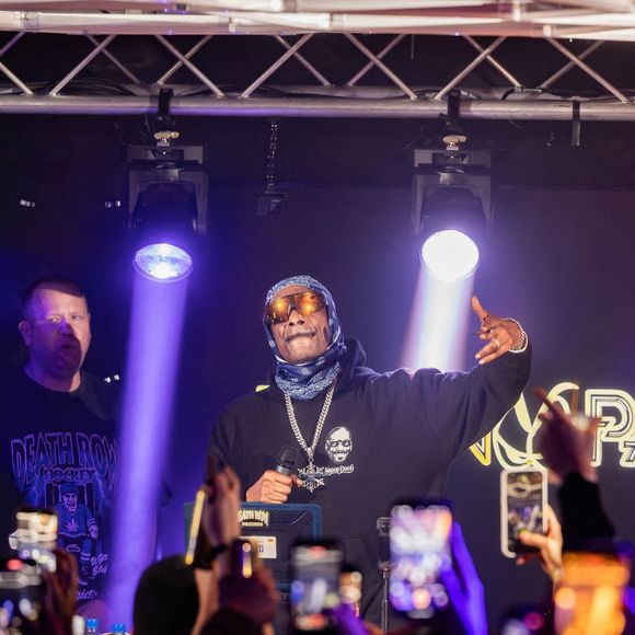 La superstar de 54 ans a lancé sa propre gamme de crèmes glacées dans l'Hexagone via sa marque Dr Bombay créée aux Etats-Unis en 2023.

La légende du rap Snoop Dogg a surpris 300 invités au siège d'AU Vodka à Swansea. © Backgrid UK/ Bestimage