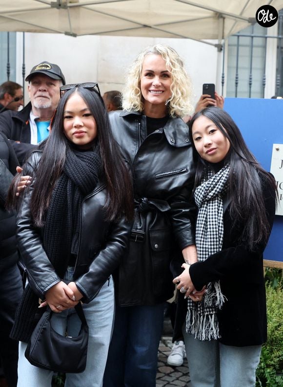 Laeticia Hallyday, ses filles Joy et Jade lors de l'inauguration d'une plaque commémorative en hommage à Johnny Hallyday devant l'immeuble où le chanteur français a grandi dans le 9ème arrondissement de Paris, France, le 22 décembre 2023. © Dominique Jacovides/Bestimage