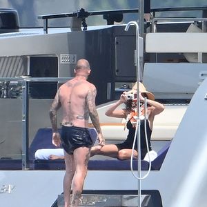 Exclusif - David et Victoria Beckham, avec leur fils Cruz Beckham et sa compagne Jackie Apostel poursuivent leurs vacances sur le yacht Bloody Bay au large de Saint-Tropez, le 6 août 2025. © Agence / Bestimage