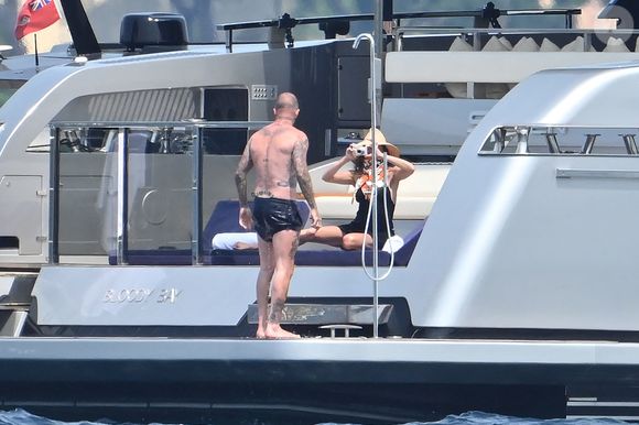 Exclusif - David et Victoria Beckham, avec leur fils Cruz Beckham et sa compagne Jackie Apostel poursuivent leurs vacances sur le yacht Bloody Bay au large de Saint-Tropez, le 6 août 2025. © Agence / Bestimage