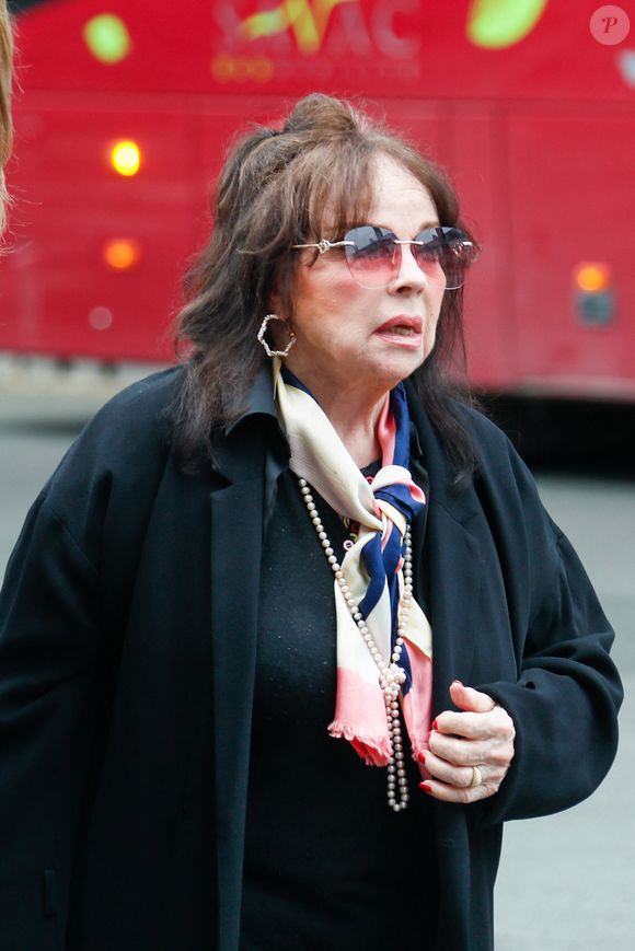 Pascale Petit aux arrivées aux obsèques du producteur Humbert Ibach (Mémé Ibach), figure du disque et de la TV des années 70/90, en l’église Notre Dame d’Auteuil à Paris, France, le 12 mai 2025. © Christophe Clovis/Bestimage