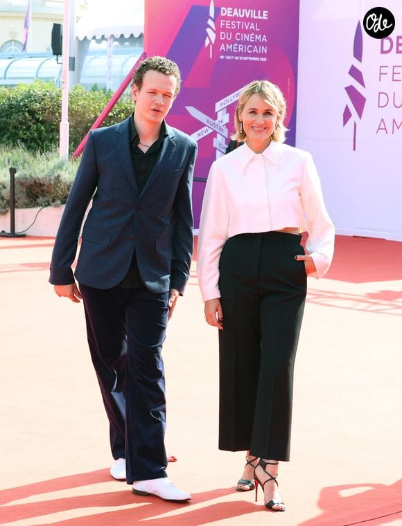 Ces deux oeuvres ont été réalisée par Judith Godrèche, la mère de Noé Boon.

Judith Godrèche et son fils Noé Boon à la première de la série "Icon of French Cinema" lors du 49ème Festival du Cinéma Américain de Deauville, France, le 2 septembre 2023. 
© Denis Guignebourg/BestImage
