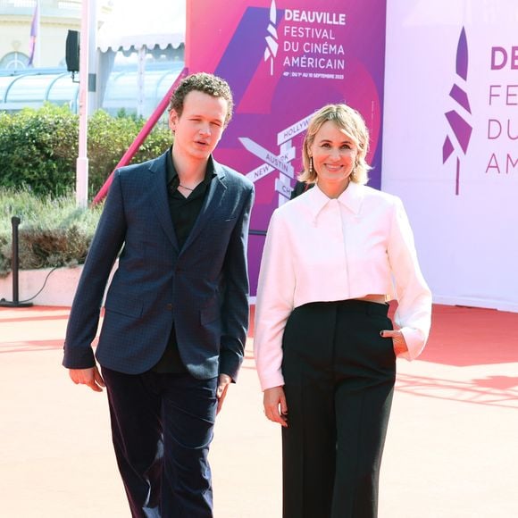 Ces deux oeuvres ont été réalisée par Judith Godrèche, la mère de Noé Boon.

Judith Godrèche et son fils Noé Boon à la première de la série "Icon of French Cinema" lors du 49ème Festival du Cinéma Américain de Deauville, France, le 2 septembre 2023. 
© Denis Guignebourg/BestImage