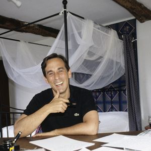 En France, en Provence, dans le Var, Thierry Ardisson en vacances à Collobrières en aout 1991