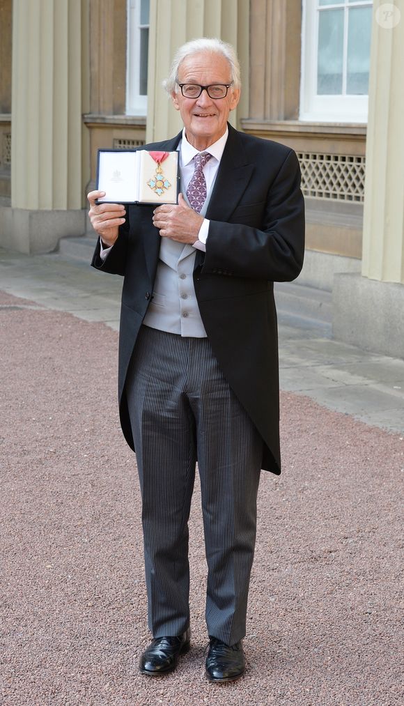 Le prince William a évoqué leurs souvenirs partagés en Afrique, qui resteront gravés dans sa mémoire.

Iain Douglas Hamilton montre sa médaille après avoir été décoré par le prince William, duc de Cambridge lors d'une cérémonie au palais de Buckingham à Londres, 11 mars 2016. Photo par PA Photo/ Bestimage