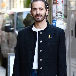 Marc Jacobs a fait une déclaration élégante dans le quartier de SoHo à Manhattan, en associant une veste cropped chic et un jean décontracté à une manucure remarquable. 
Backgrid USA / Bestimage