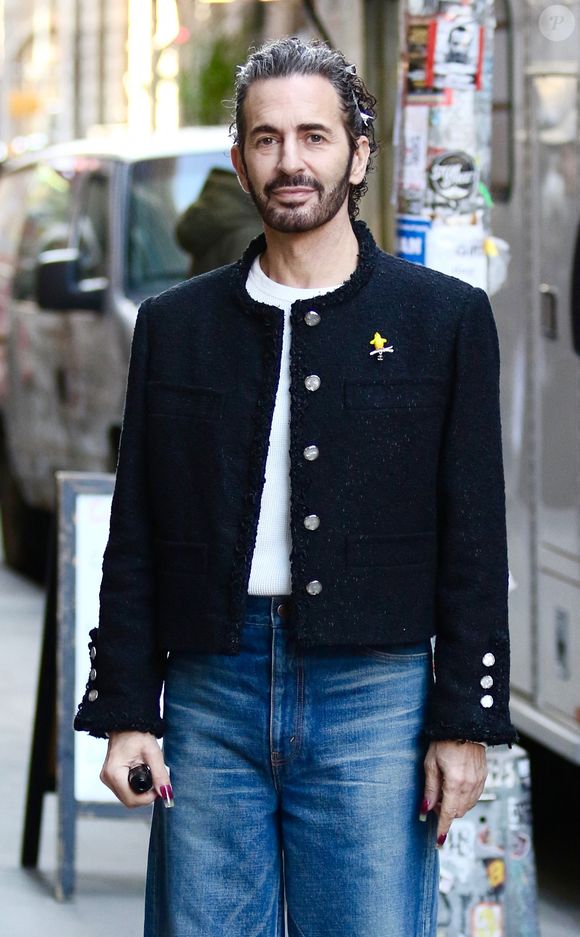 Marc Jacobs a fait une déclaration élégante dans le quartier de SoHo à Manhattan, en associant une veste cropped chic et un jean décontracté à une manucure remarquable. 
Backgrid USA / Bestimage