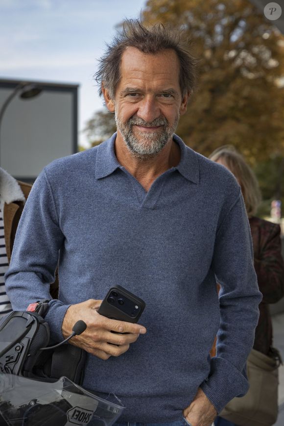 Stéphane De Groodt  à l'enregistrement de l'émission "Vivement dimanche", diffusée le 9 novembre 2025, aux studios Rive Gauche à Paris le 1er octobre 2025. © Vincenzo Arnone/Bestimage