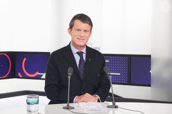 Une séquence déjà largement reprise sur la Toile

Exclusif - Manuel Valls sur le plateau de l’émission « Face aux territoires » présentée pa C.Viguier dans les studios de TV5 Monde à Paris, France, le 17 octobre 2024. © Jack Tribeca / Bestimage