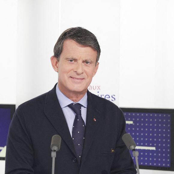 Une séquence déjà largement reprise sur la Toile

Exclusif - Manuel Valls sur le plateau de l’émission « Face aux territoires » présentée pa C.Viguier dans les studios de TV5 Monde à Paris, France, le 17 octobre 2024. © Jack Tribeca / Bestimage