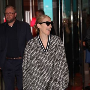 Céline Dion en tenue Dior crée un mouvement de foule en sortant par le toit de sa voiture de son hôtel à Paris, suivie par ses fans.

Backgrid USA / Bestimage