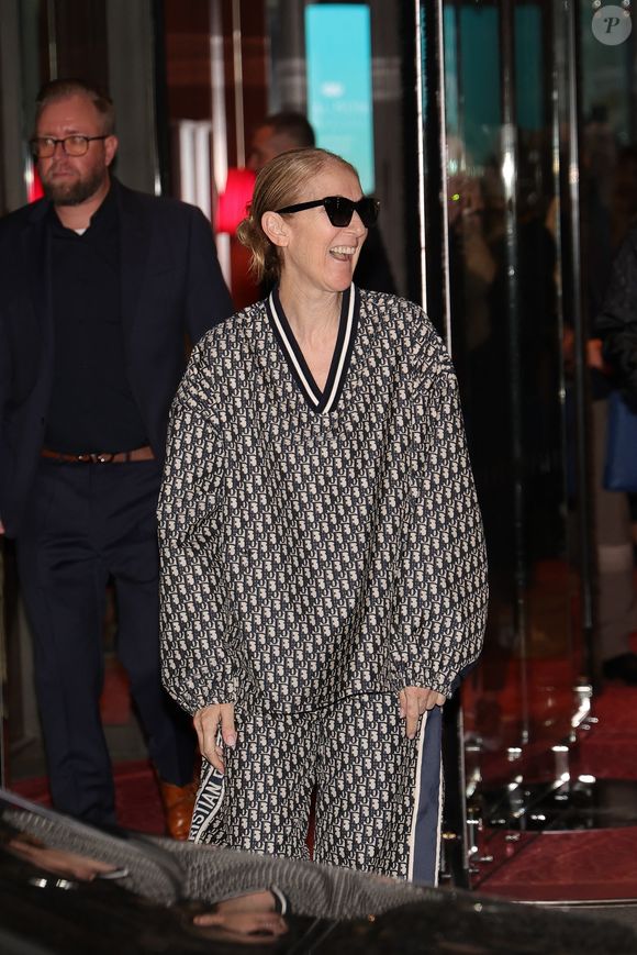 Céline Dion en tenue Dior crée un mouvement de foule en sortant par le toit de sa voiture de son hôtel à Paris, suivie par ses fans.

Backgrid USA / Bestimage
