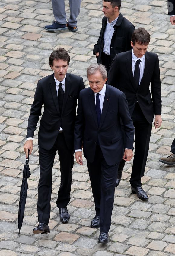 Antoine Arnault, Bernard Arnault et Frédéric Arnault lors de l'hommage national du général d'armée Jean-Louis Georgelin sur l'esplanade des Invalides à Paris, France, le 25 août 2023. L’ancien chef d’État-major des armées, chargé de la reconstruction de Notre-Dame de Paris, est mort vendredi 18 août à 74 ans lors d’une randonnée sur les pentes du Mont Valier, dans les Pyrénées. © Dominique Jacovides/Bestimage