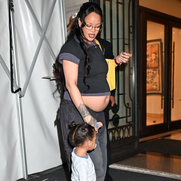 Rihanna et son fils Riot arrivent à l'hôtel Royal Monceau à Paris, le 2 juillet 2025.

Photo : Yehiel Chekroune / Bestimage