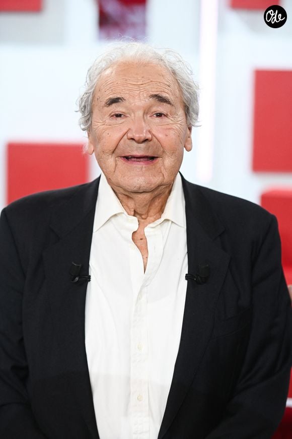 Exclusif - Pierre Perret lors de l'enregistrement de l'émission Vivement Dimanche, au studio Rive gauche, à Paris, France, le 22 octobre 2025, présentée par M.Drucker, diffusée sur France 3 le 16 novembre 2025. © Guillaume Gaffiot/Bestimage