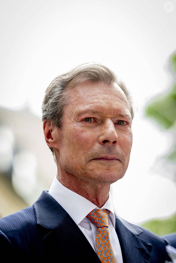 Les célébrations de cette abdication vont se dérouler du 3 au 5 octobre. 

Grand-duc Henri de Luxembourg : Visite du couple grand-ducal à Esch-sur-Alzette dans le cadre des célébrations de la Fête nationale 2025 et du 25e anniversaire du règne du Grand-duc Henri au Luxembourg. © Dana Press / Bestimage