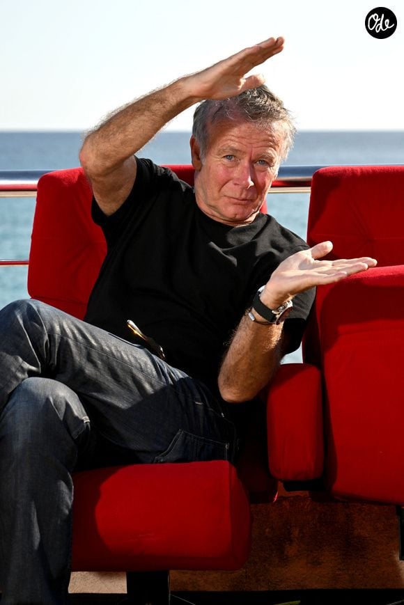 Franck Dubosc inaugure son banc dans le cadre du "1er Festival du Film Français - Plans séquences" de Cassis, le 17 octobre 2026. 
© Bebert / Bestimage