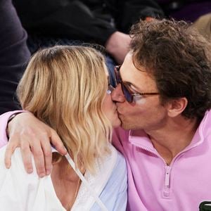 Mélanie Thierry et son compagnon le chanteur Raphaël - Célébrités dans les tribunes des Internationaux de France de tennis de Roland Garros 2024 à Paris, le 29 mai 2024. 
© Moreau / Jacovides / Bestimage
