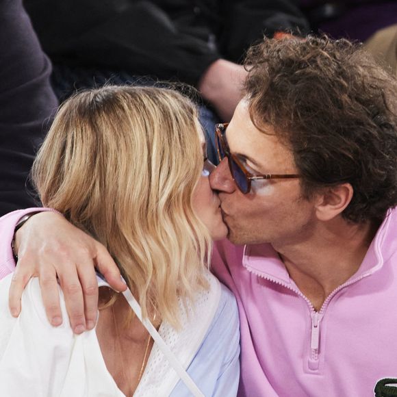 Mélanie Thierry et son compagnon le chanteur Raphaël - Célébrités dans les tribunes des Internationaux de France de tennis de Roland Garros 2024 à Paris, le 29 mai 2024. 
© Moreau / Jacovides / Bestimage