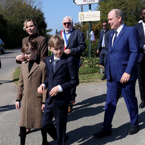"Ils ont effectué un travail au palais", indique le prince. 
Hervé Van Praag, maire de Plévenon, Le prince Albert II de Monaco, La princesse Charlène de Monaco, Le prince Jacques de Monaco, marquis des Baux, La princesse Gabriella de Monaco, comtesse de Carladès lors d'une visite à Plévenon, Côtes-d'Armor le 9 avril 2025.

© Dominique Jacovides / Bestimage