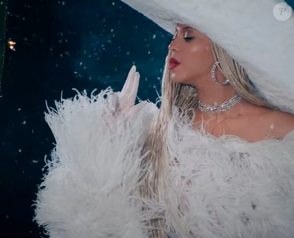 Beyoncé porte le collier Messika Move Addiction dans un teaser partagé sur ses réseaux sociaux, annonçant son show de la mi-temps lors du NFL Christmas Gameday. 

© Messika / Bestimage