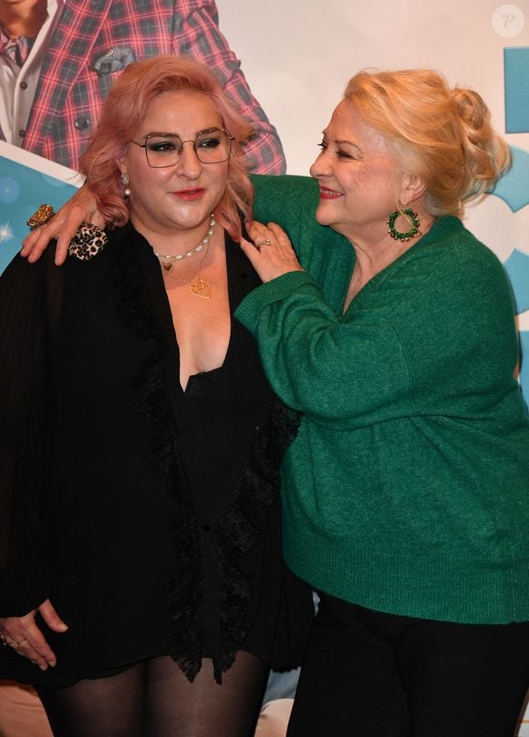 Marilou Berry et sa mère Josiane Balasko lors de l'avant-première du film "Mes très chers enfants" au cinéma UGC Bercy à Paris le 13 décembre 2021. © Veeren / Bestimage