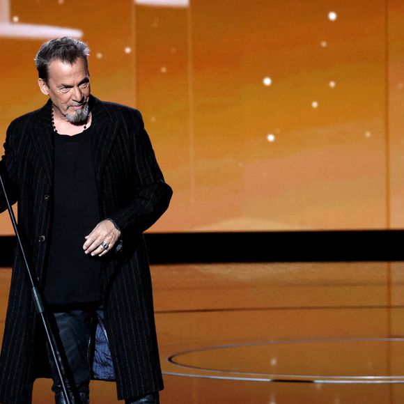 Malheureusement, une soudaine extinction de voix l'a contraint à reporter cette date.

Exclusif - Florent Pagny lors de l'enregistrement de la 2ème partie de soirée de l'émission "La chanson secrète N°14", présentée par N.Aliagas et diffusée le 26 décembre sur TF1, à Paris, France, le 9 décembre 2025. © Jacovides-Moreau/Bestimage