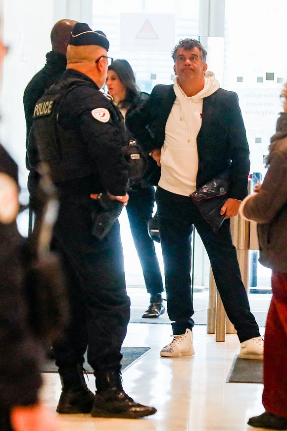 Stéphane Plaza arrive pour le verdict de son procès pour violences sur deux anciennes compagnes, à Paris, France, le 18 février 2025. L'agent immobilier de 54 ans est jugé pour "violences physiques et/ou psychologiques habituelles par concubin" entre 2018 et 2022 sur une ancienne compagne, Amandine, ainsi que pour "violences psychologiques habituelles par concubin" sur Paola, entre 2021 et 2022. Stéphane Plaza reconnu coupable de "violences habituelles par concubin" et condamné à 12 mois de prison avec sursis. © Chrstophe Clovis/Bestimage