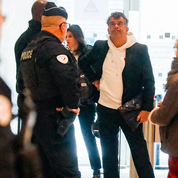 Stéphane Plaza arrive pour le verdict de son procès pour violences sur deux anciennes compagnes, à Paris, France, le 18 février 2025. L'agent immobilier de 54 ans est jugé pour "violences physiques et/ou psychologiques habituelles par concubin" entre 2018 et 2022 sur une ancienne compagne, Amandine, ainsi que pour "violences psychologiques habituelles par concubin" sur Paola, entre 2021 et 2022. Stéphane Plaza reconnu coupable de "violences habituelles par concubin" et condamné à 12 mois de prison avec sursis. © Chrstophe Clovis/Bestimage