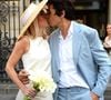 Il a épousé sa compagne Paola
Les jeunes mariés, Jean-Luc Lahaye et sa femme Paola (Lahaye-Aubin) à la sortie de la mairie du 18ème arrondissement de Paris - J.L.Lahaye s'est marié en secondes noces avec sa compagne P.Aubin à la mairie du 18ème arrondissement de Paris, le 2 juillet 2025. © Agence / Bestimage