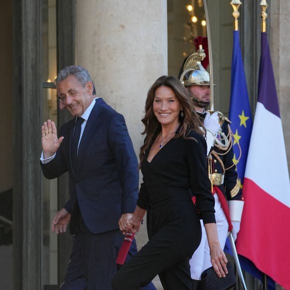 L'épouse de Nicolas Sarkozy apparaît dans le cadre idyllique de l'hôtel cinq étoiles Le Maquis, à Porticcio, une adresse confidentielle nichée face au golfe d'Ajaccio.

Nicolas Sarkozy, Carla Bruni-Sarkozy - - Le couple présidentiel français accueille le président du Rwanda et sa femme au palais de l'Elysée à Paris pour un dîner d'état le 2 juin 2026.
© Anne-Sophie Guebey / Bestimage