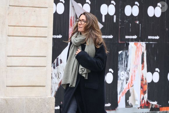 Anne-Claire Coudray arrive à la cérémonie des obsèques de Catherine Laborde à l'église Saint-Roch à Paris, France, le 6 février 2025. L'emblématique présentatrice météo de TF1 est décédée le 28 janvier 2025 à l'âge de 73 ans, des suites d'une démence à corps de Lewy, une maladie neurodégénérative dont Catherine Laborde souffrait depuis 2014. Photo by Jerome Domine/ABACAPRESS.COM