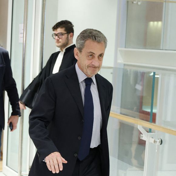 Nicolas Sarkozy sort du procès pour des accusations de financement illégal de la campagne présidentielle victorieuse de 2007 par le dictateur Mouammar Kadhafi, au tribunal de Paris, France, le 27 mars 2025. Le parquet requiert sept ans de prison contre Nicolas Sarkozy, ainsi que 300 000 euros d'amende et une peine d'inéligibilité. © Denis Guignebourg/Bestimage

|Vidéo - Procès pour des accusations de financement illégal de la campagne présidentielle victorieuse de 2007 par le dictateur Mouammar Kadhafi, au tribunal de Paris